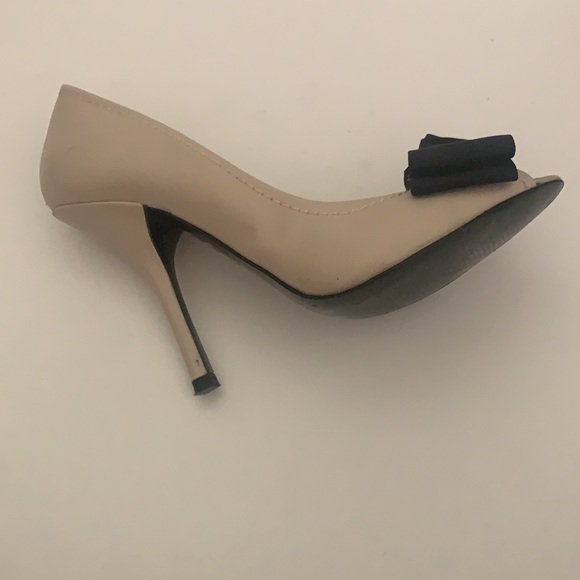 Peep toe heels with black tuxedo bow tie - Picture 2 of 3